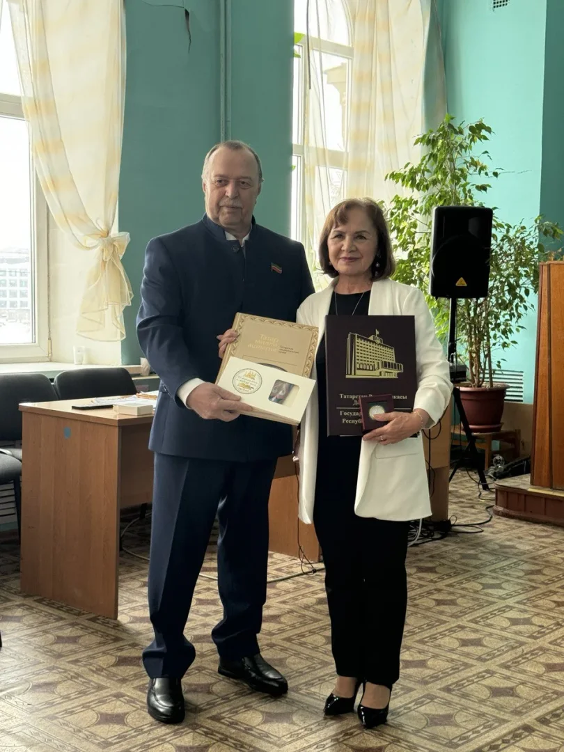 С праздником 8 марта, дорогие женщины и девушки!