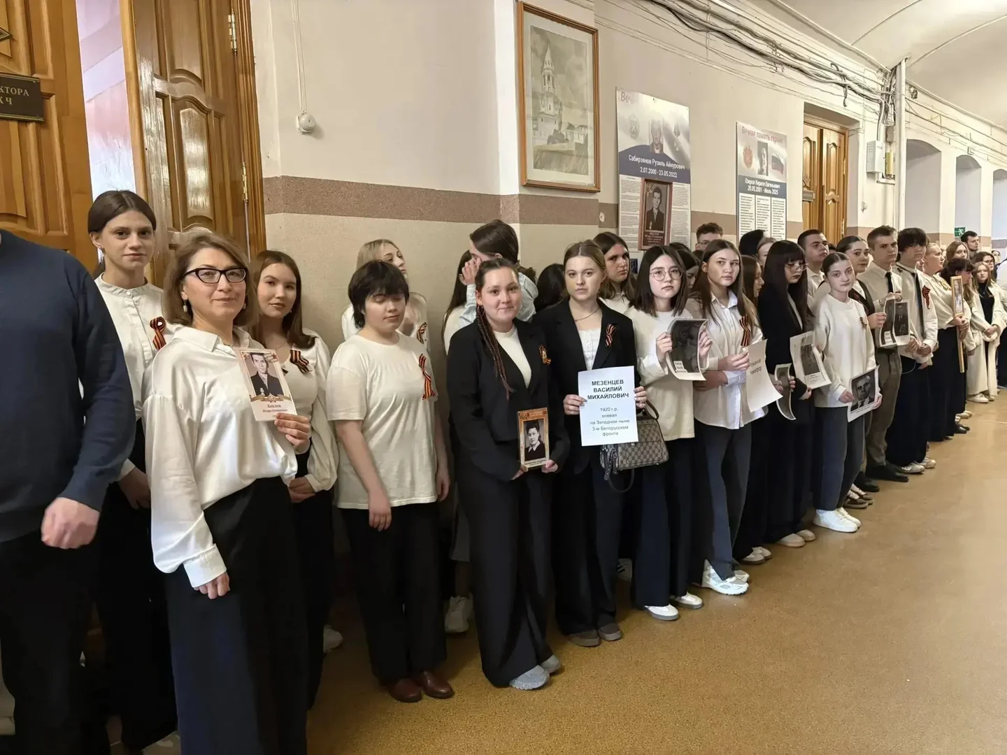 Торжественная линейка в честь Дня Победы и Акция " Бессмертный полк"
